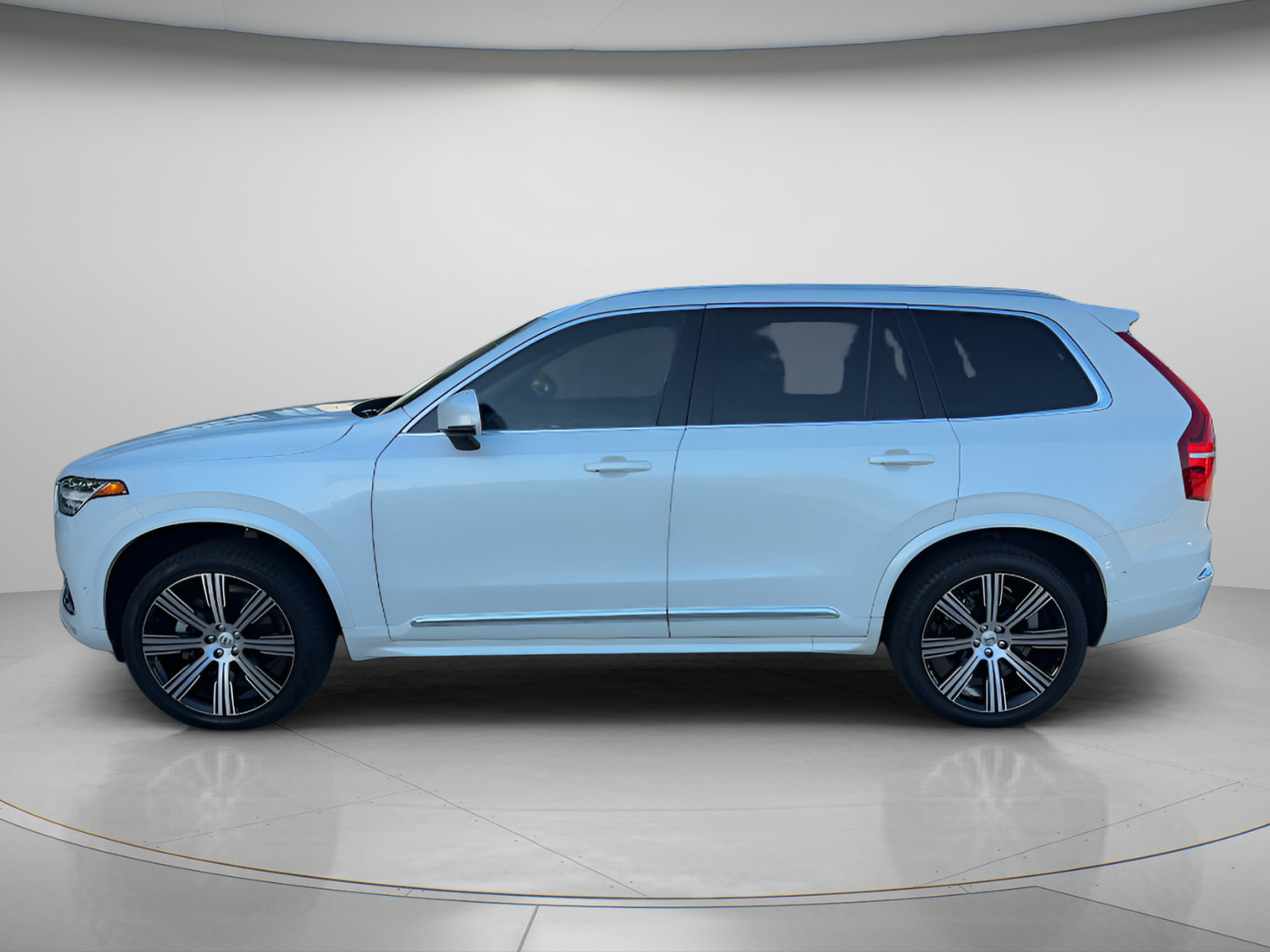 Used 2025 Volvo XC90 B6 Ultra w/ Protection Package AWD/4WD image 2