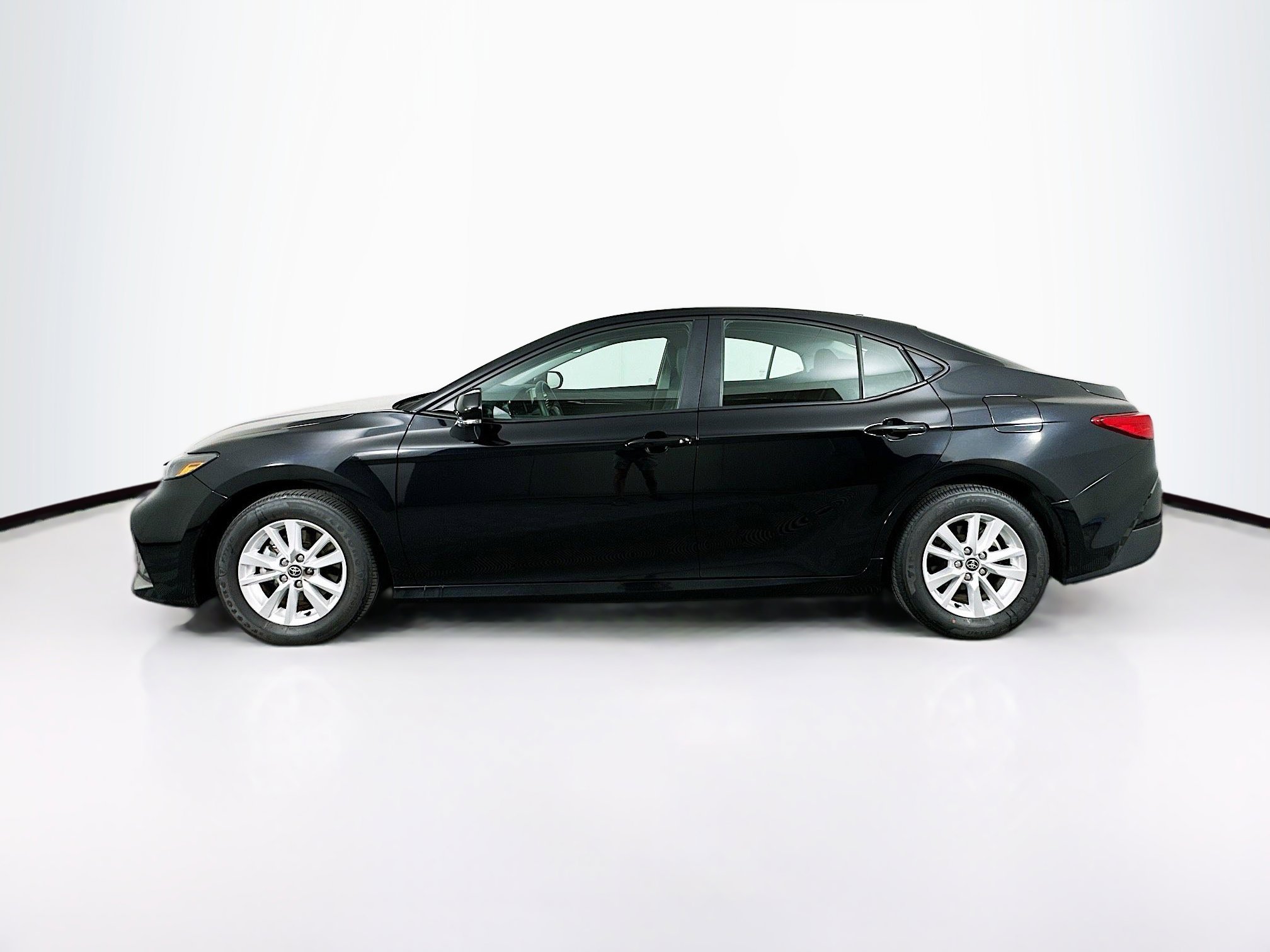 Used 2025 Toyota Camry LE image 4