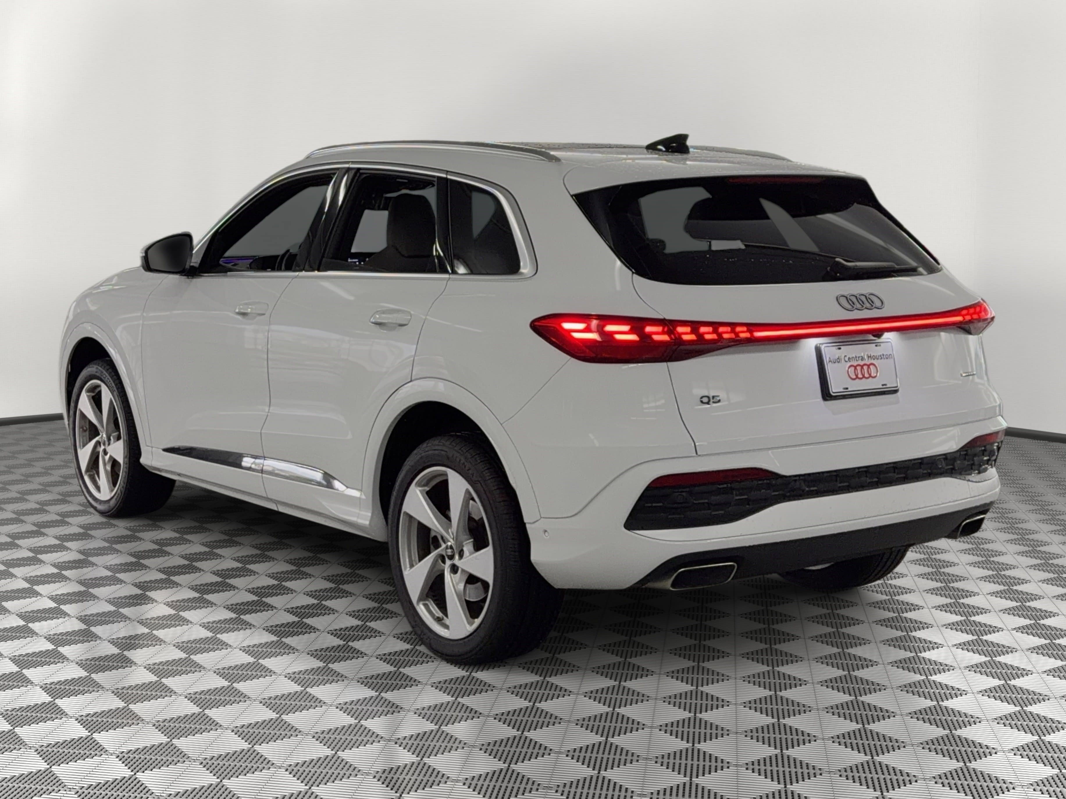 Used 2025 Audi Q5 Premium w/ Premium Plus AWD/4WD image 3