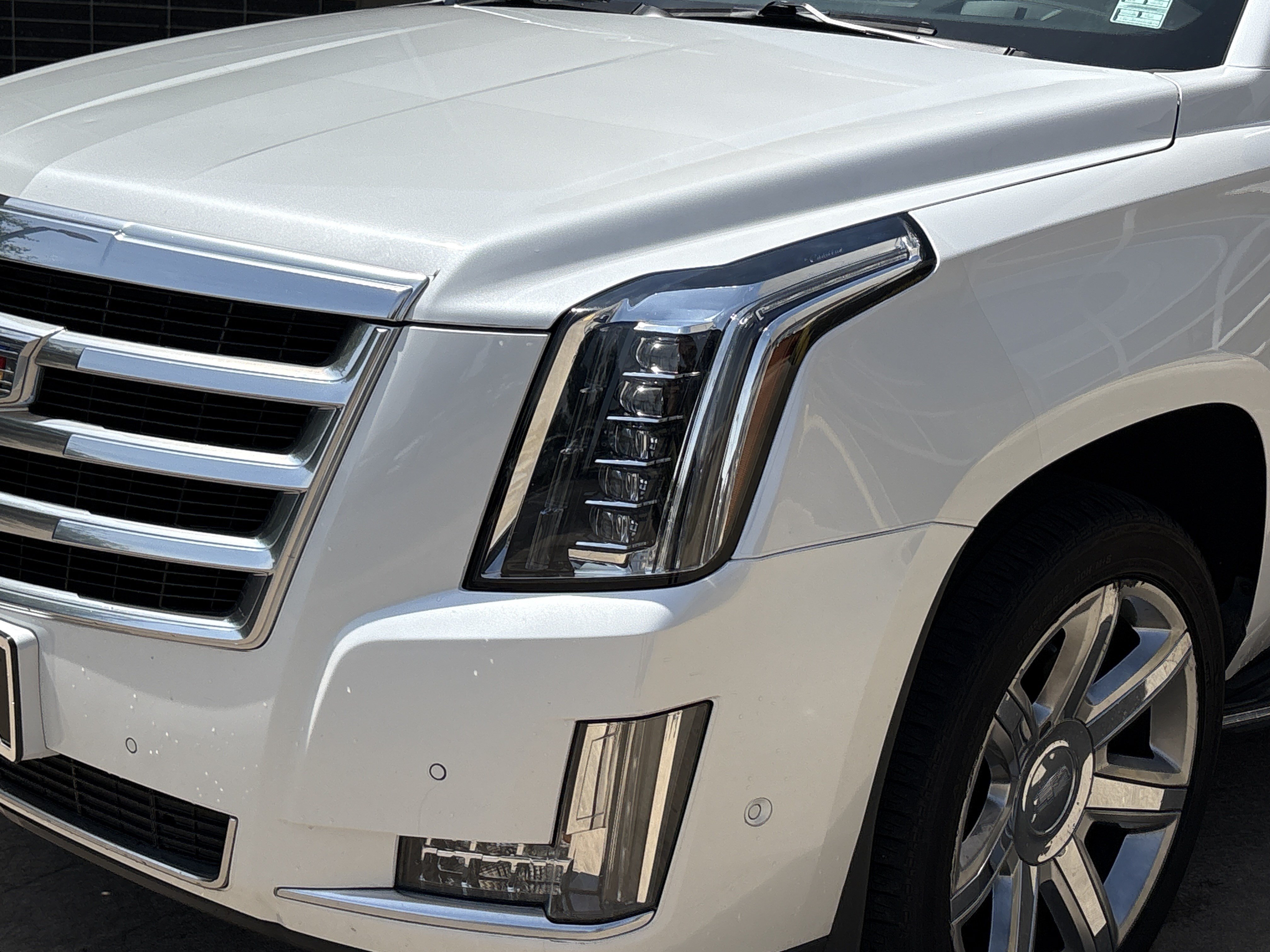 Used 2017 Cadillac Escalade Luxury AWD/4WD image 6
