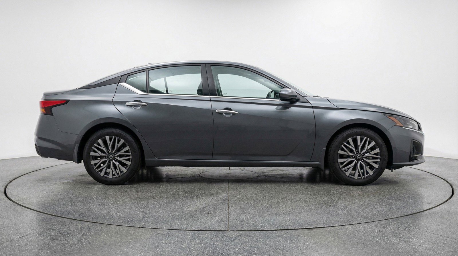Used 2025 Nissan Altima 2.5 SV FWD image 9