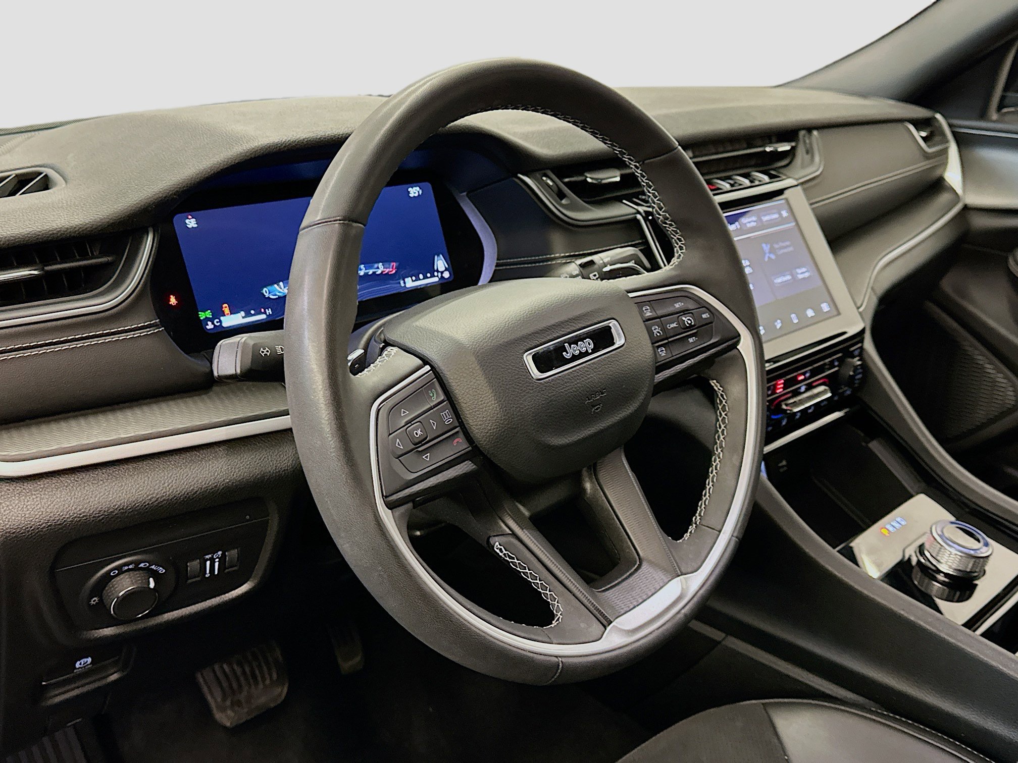 Used 2023 Jeep Grand Cherokee L Laredo image 18