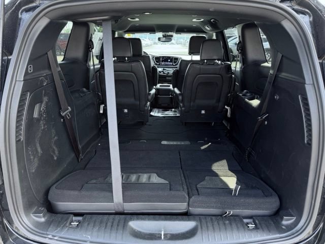 Used 2025 Chrysler Pacifica Select FWD image 11
