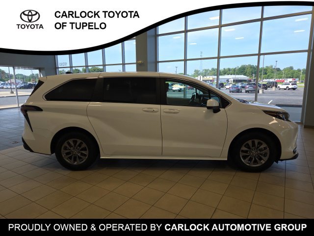 Used 2026 Toyota Sienna LE FWD image 9