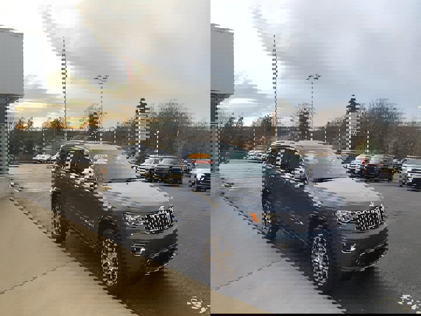 Used 2020 Jeep Grand Cherokee Limited image 3