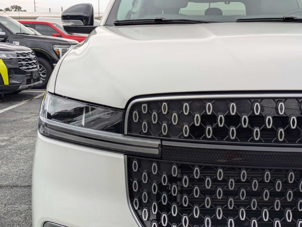 Certified 2026 Lincoln Navigator Reserve AWD/4WD image 10