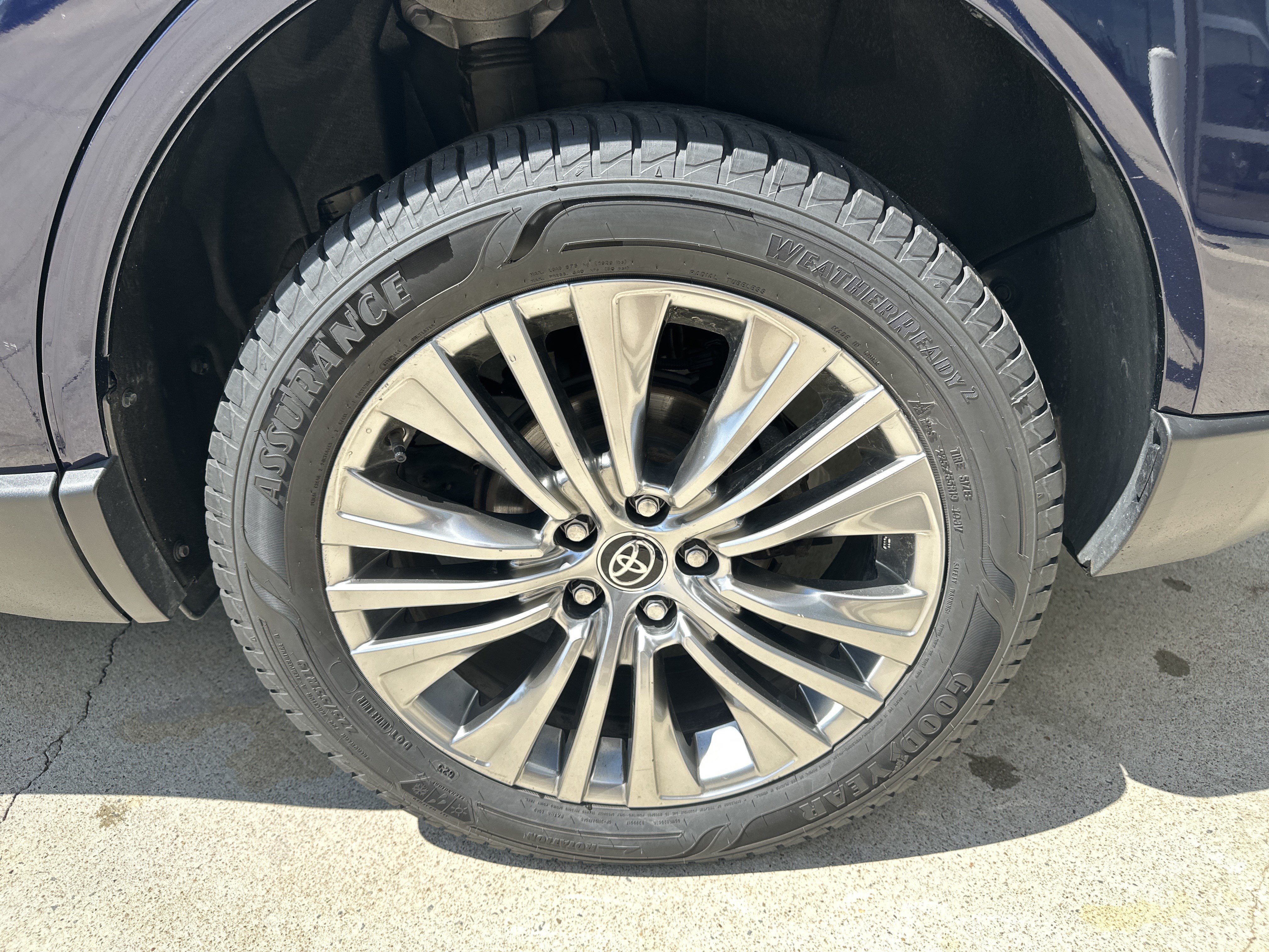 Used 2023 Toyota Venza XLE AWD/4WD image 32