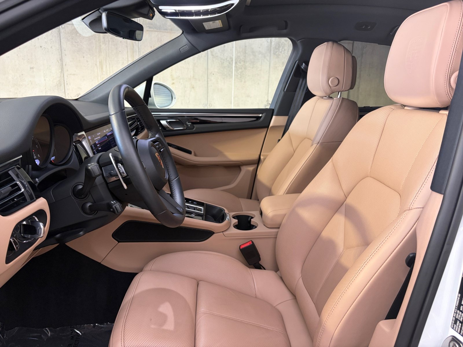 Certified 2026 Porsche Macan AWD/4WD image 4