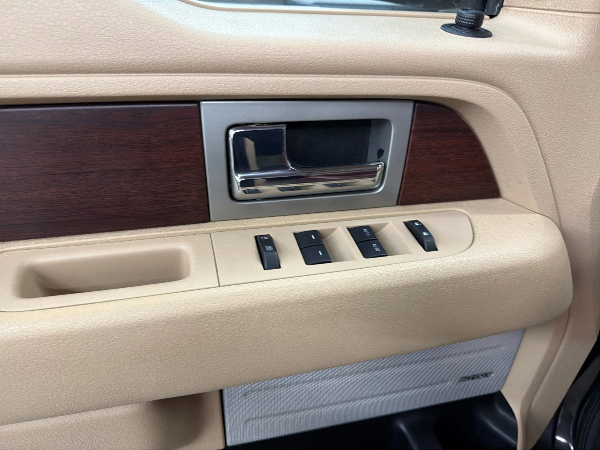 Used 2014 Ford F150 King Ranch w/ King Ranch Luxury Package AWD/4WD image 18