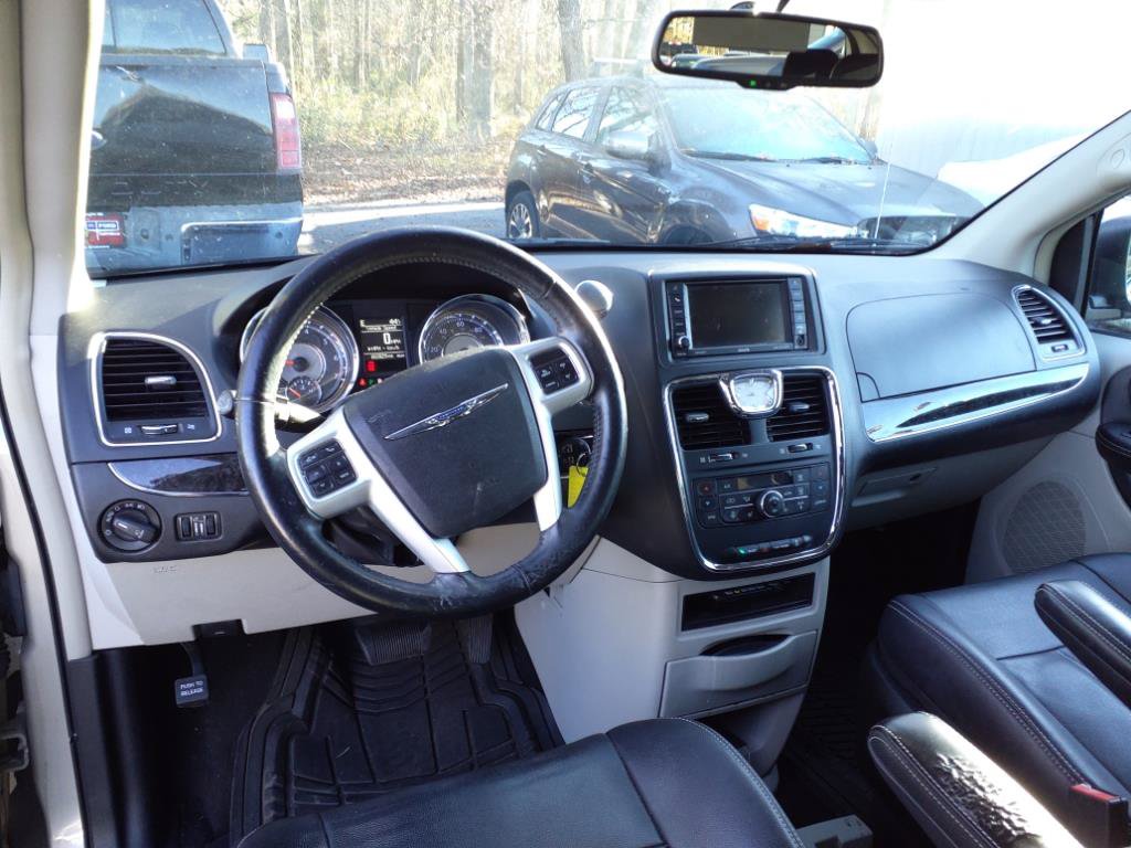 Used 2015 Chrysler Town & Country Touring w/ Driver Convenience Group FWD image 10