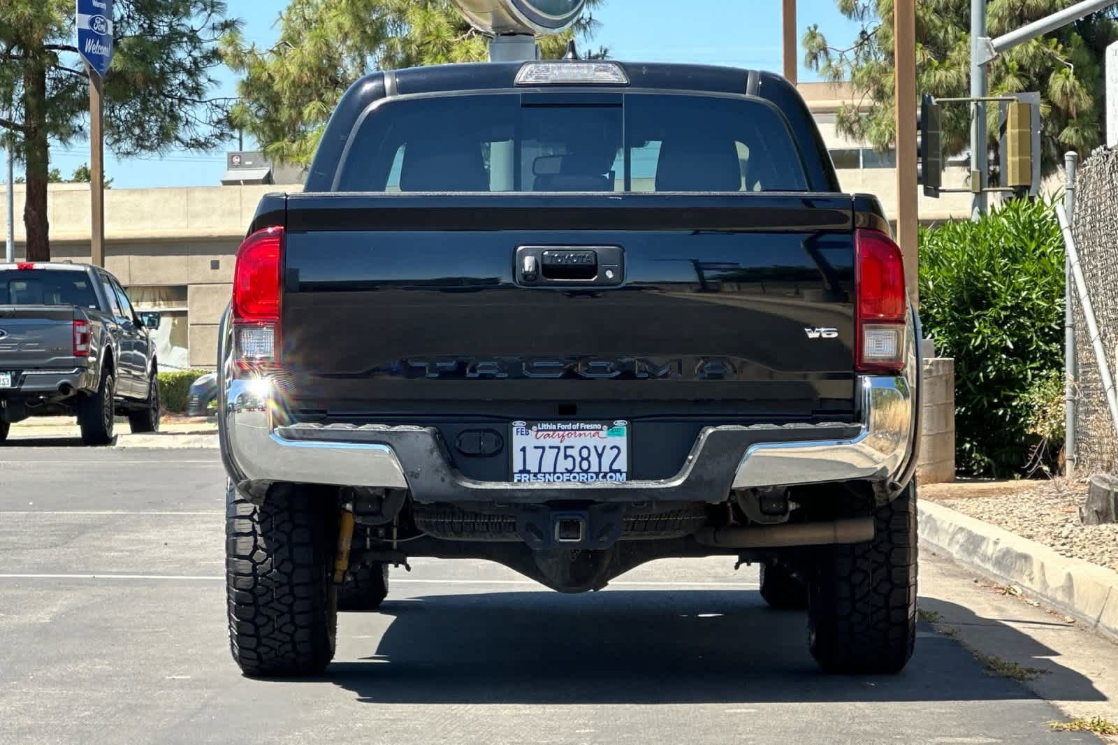 Used 2018 Toyota Tacoma TRD Off-Road AWD/4WD image 8