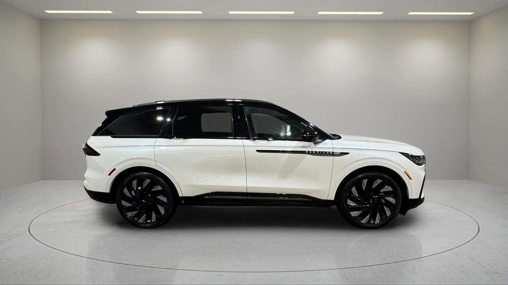 Certified 2024 Lincoln Nautilus Reserve w/ Jet Appearance Package (87T) AWD/4WD image 2