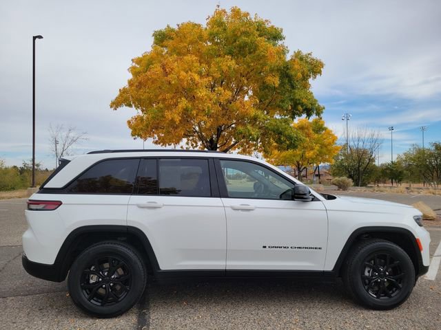 Used 2024 Jeep Grand Cherokee Altitude image 3