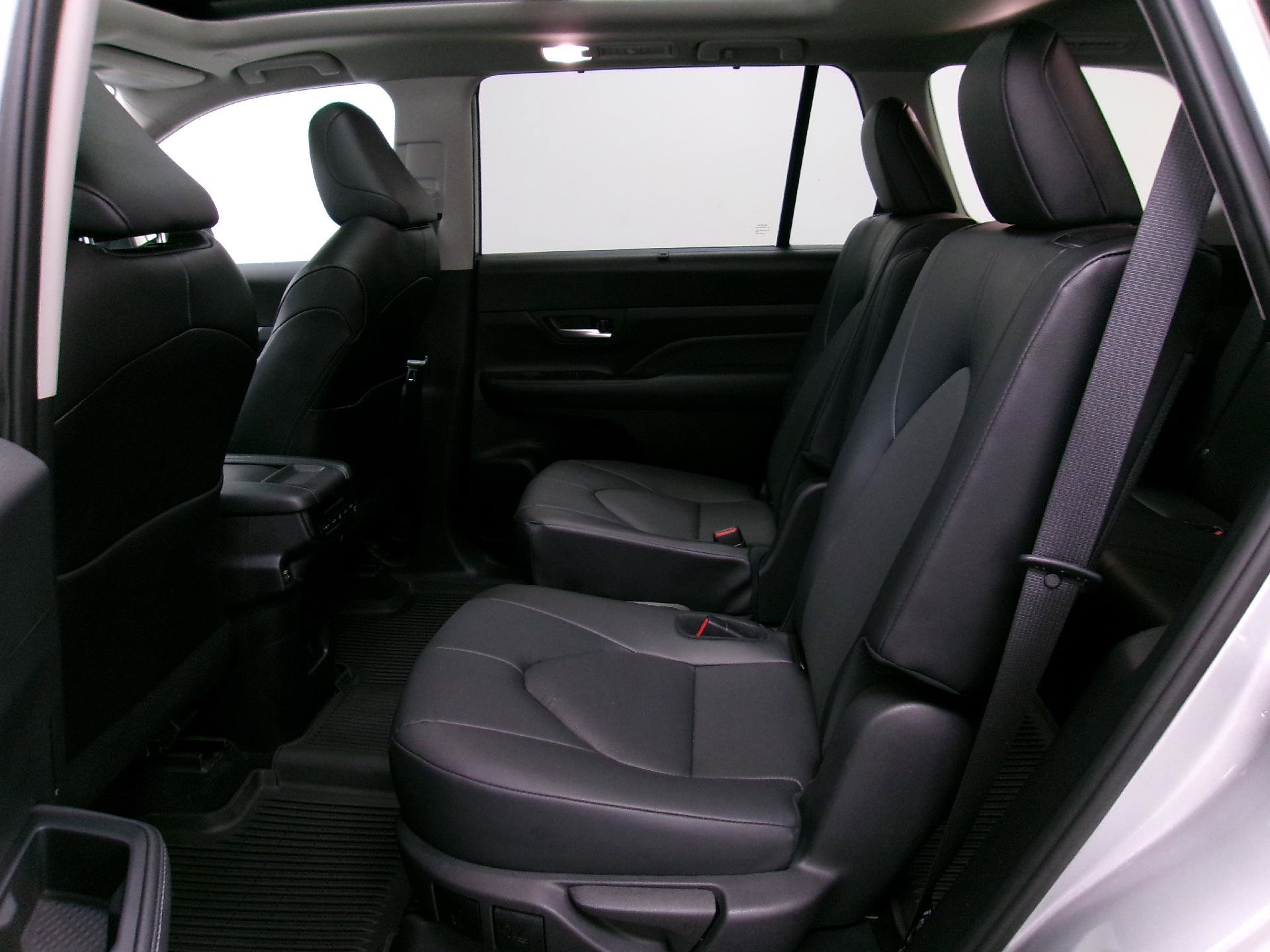 Used 2024 Toyota Grand Highlander AWD image 11