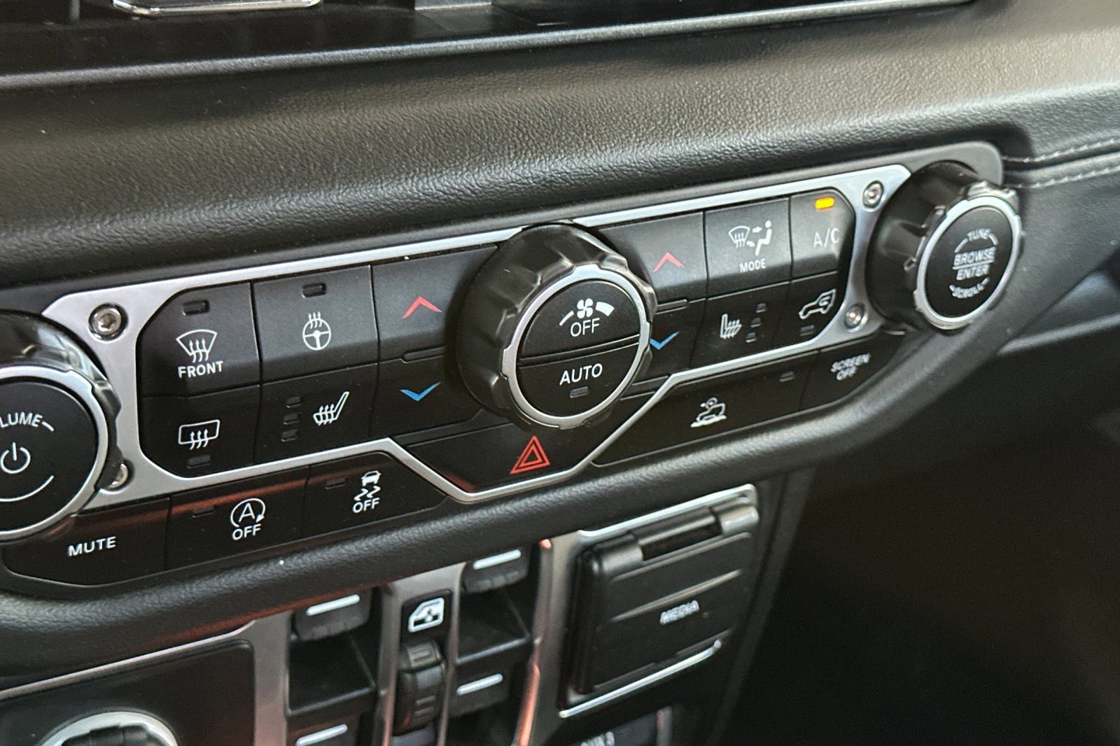 Used 2024 Jeep Wrangler Rubicon w/ Convenience Group image 32