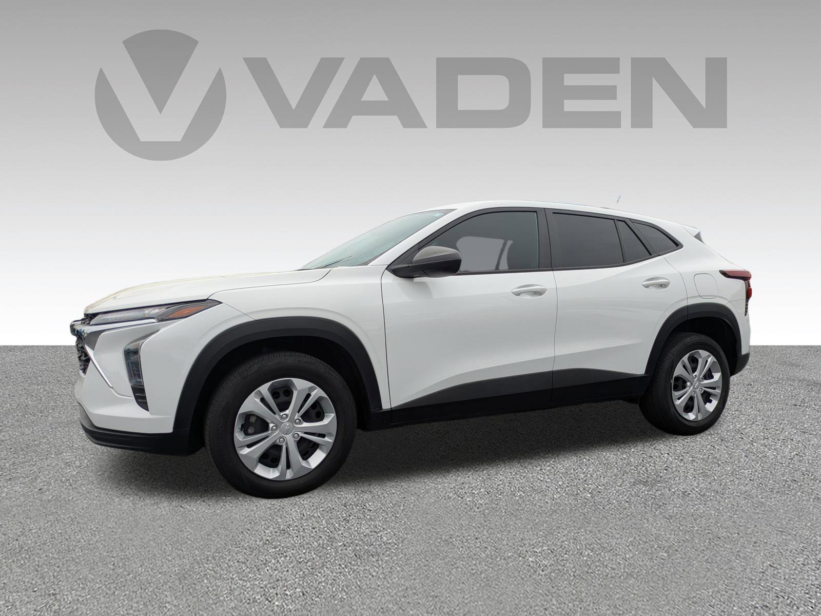 Used 2025 Chevrolet Trax LS FWD image 2