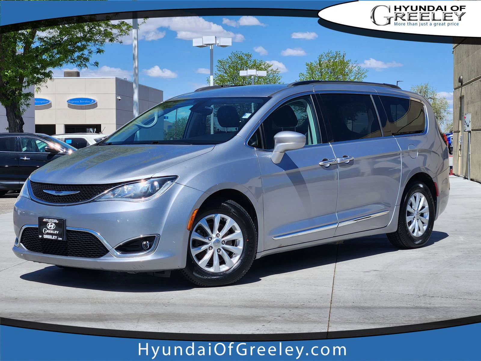 Used 2017 Chrysler Pacifica Touring-L FWD image 1