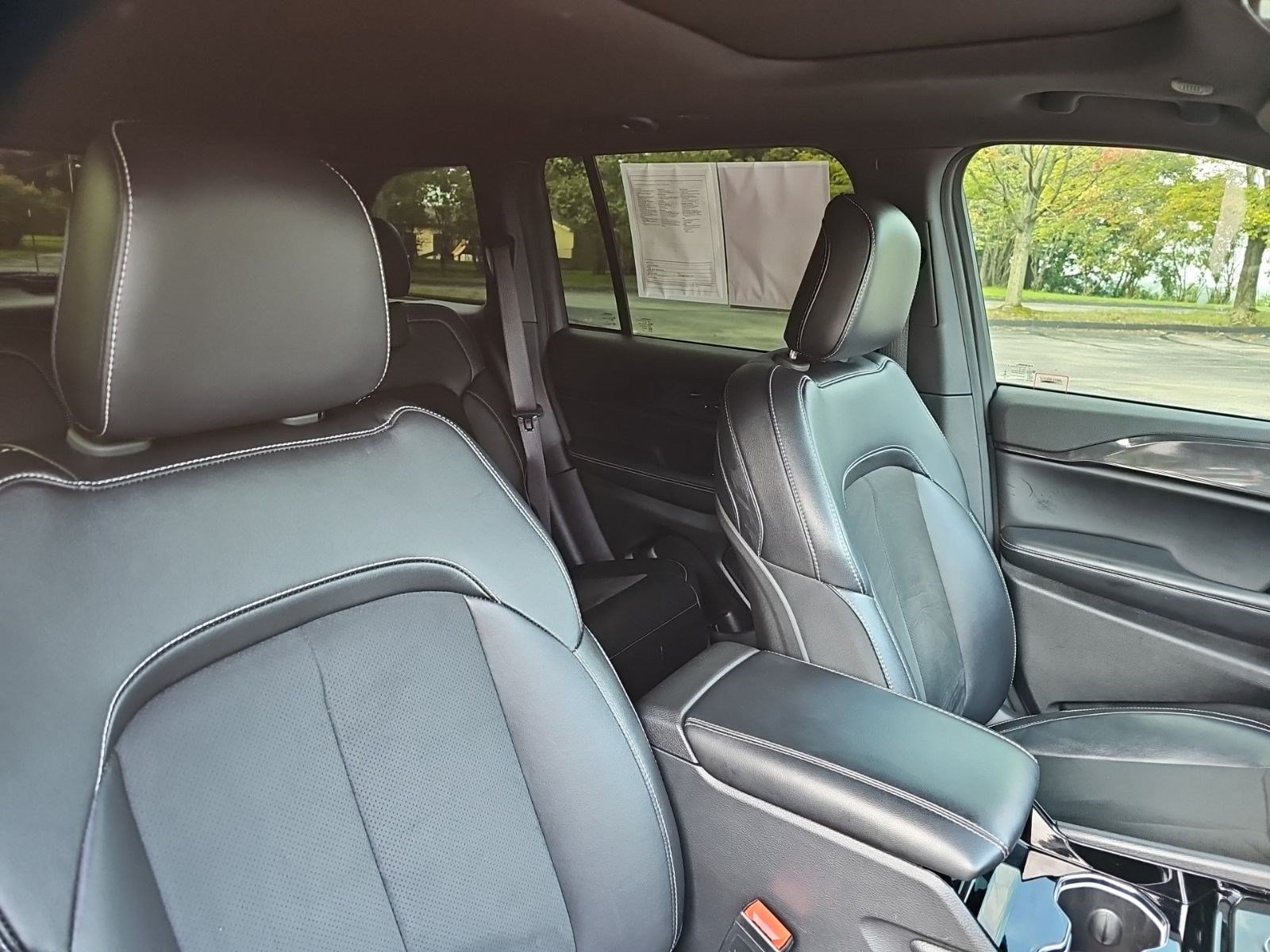 Used 2023 Jeep Grand Cherokee Altitude AWD/4WD image 12