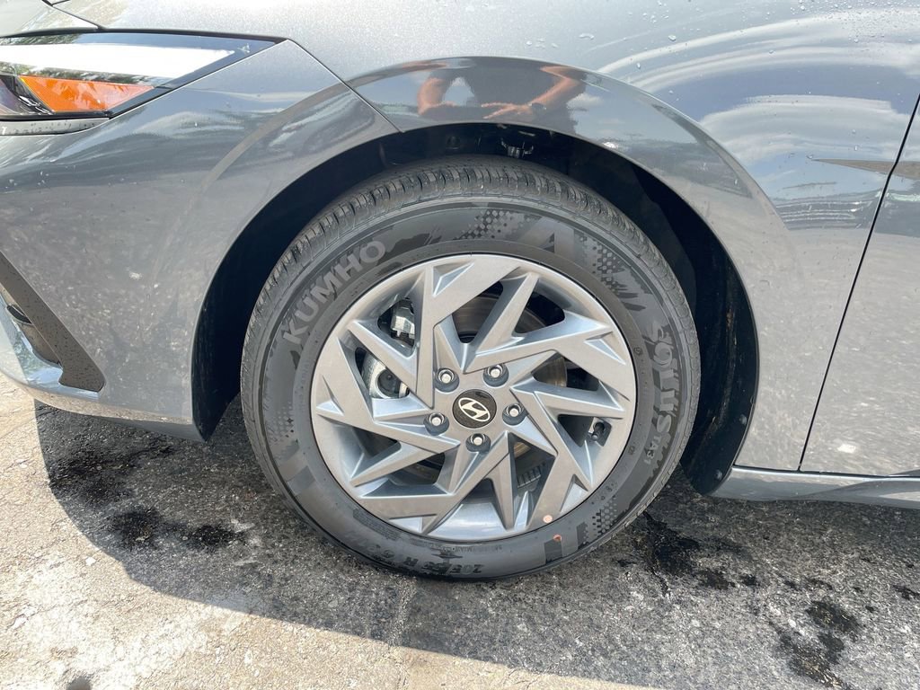 Used 2025 Hyundai Elantra Blue image 36