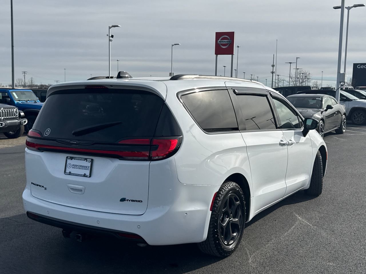 Used 2024 Chrysler Pacifica Premium image 3