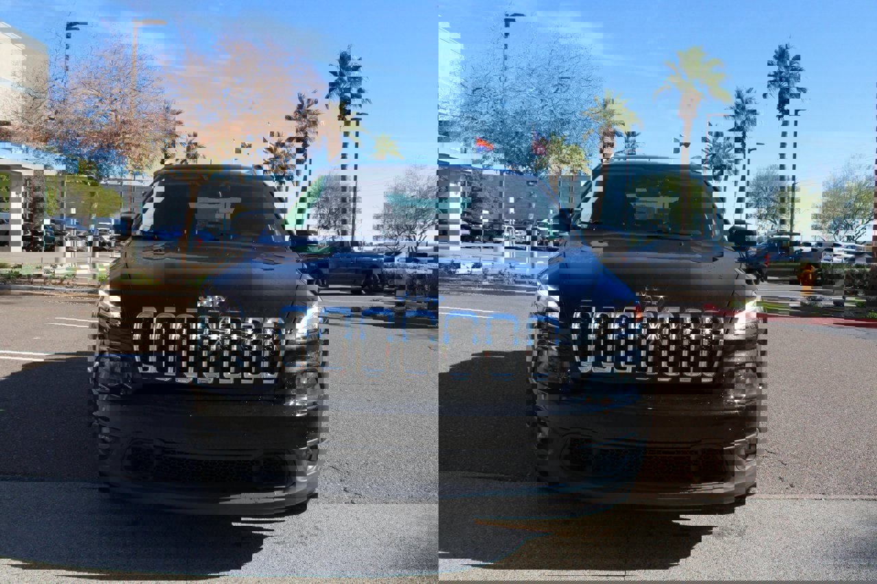 Used 2016 Jeep Cherokee Latitude w/ Cold Weather Group image 9