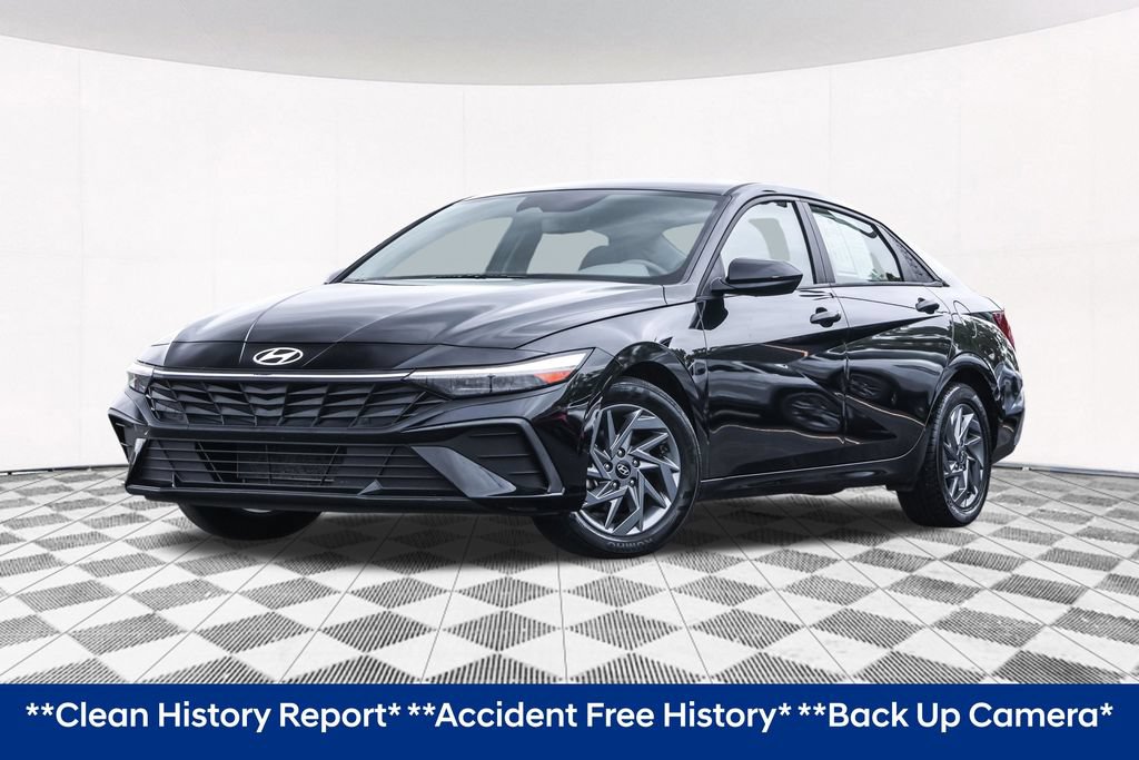 Used 2024 Hyundai Elantra SEL FWD image 2