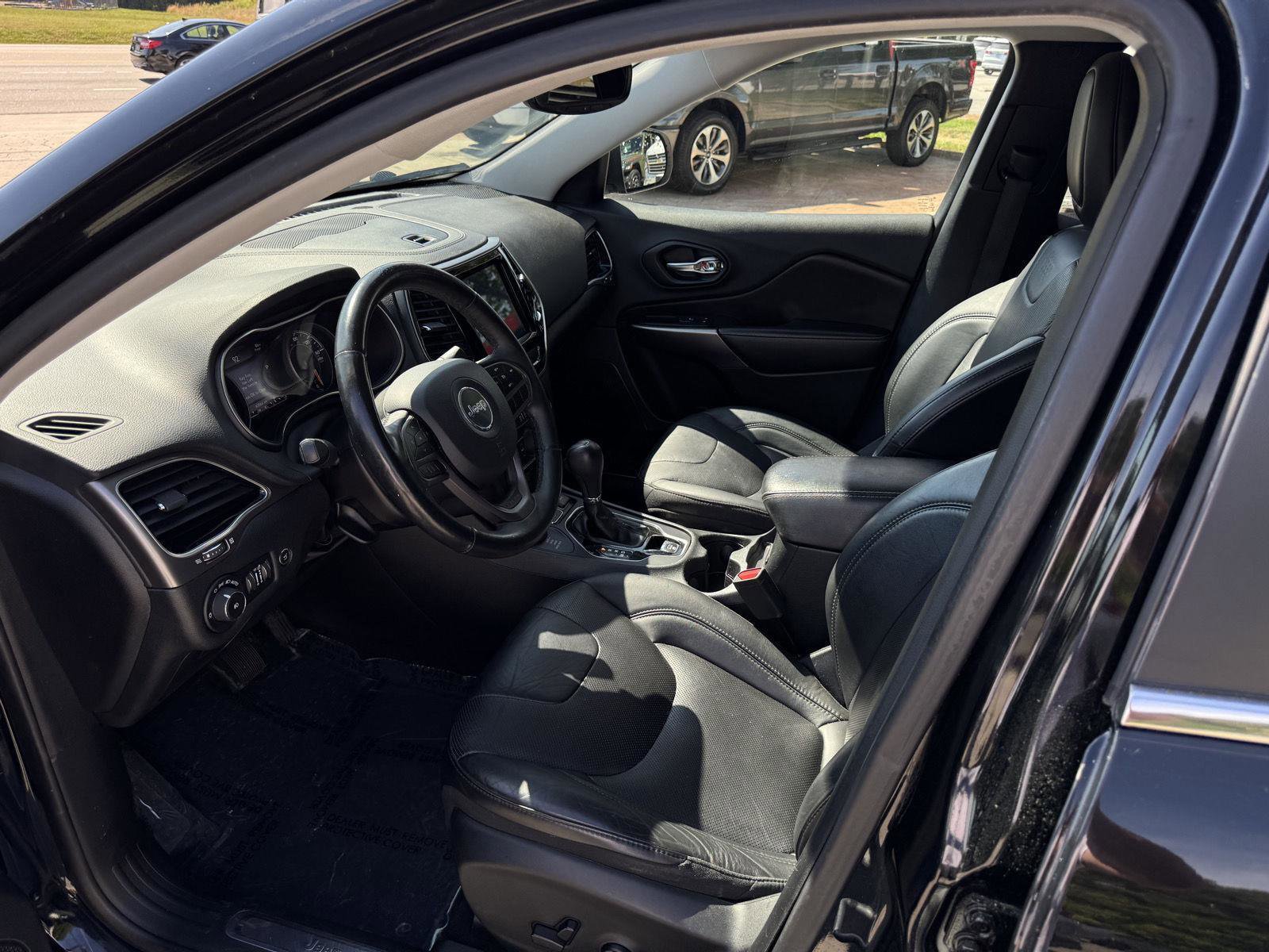 Used 2019 Jeep Cherokee Limited image 2