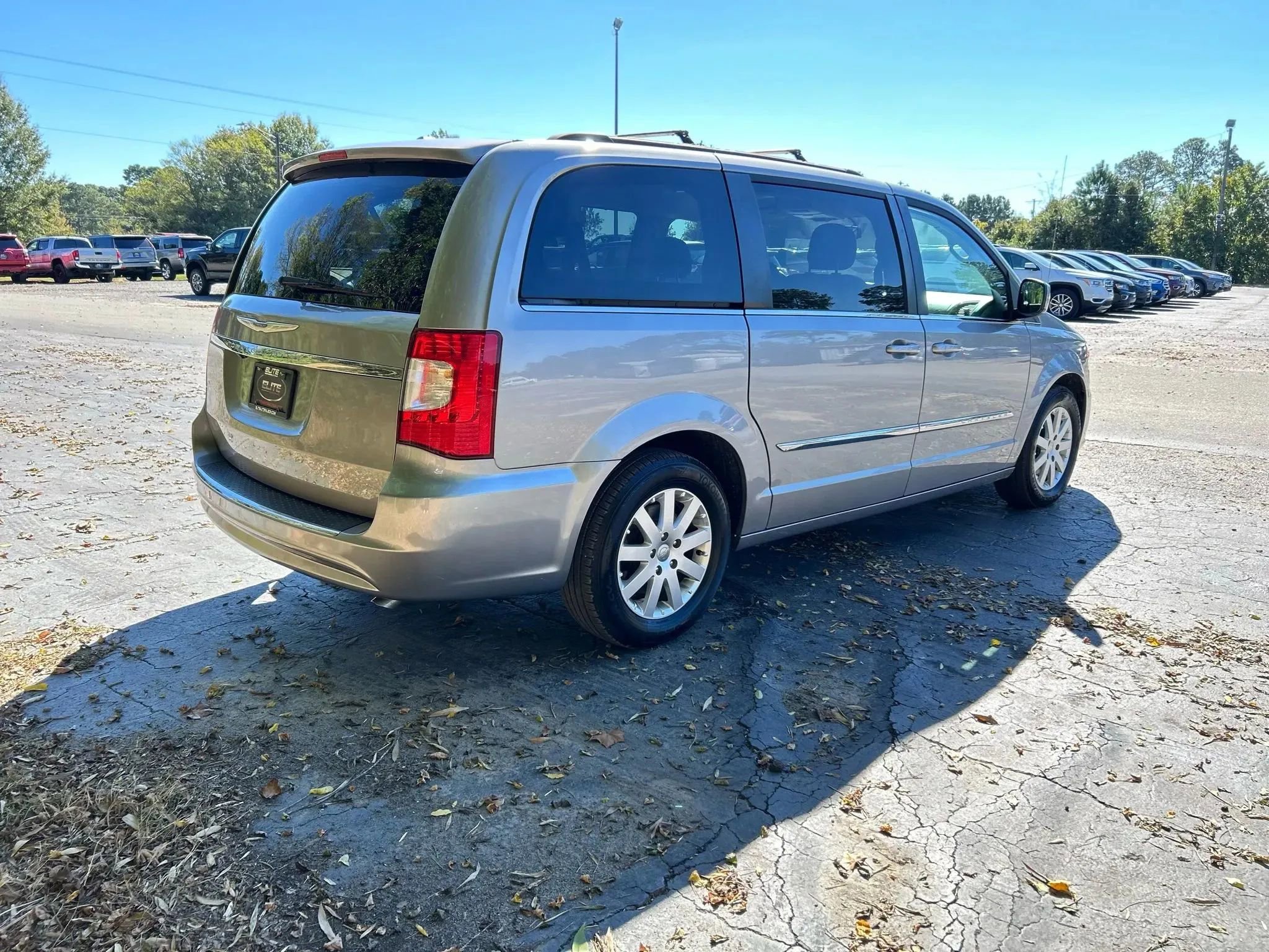 Used 2016 Chrysler Town & Country Touring image 7