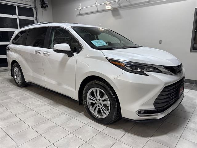 Used 2024 Toyota Sienna Platinum image 5