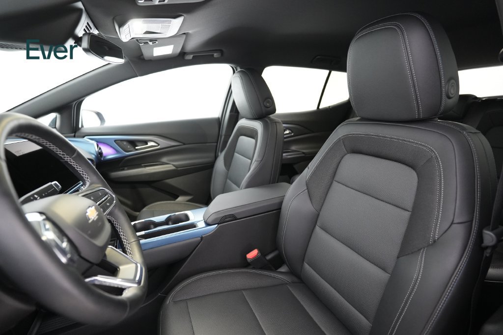Used 2024 Chevrolet Equinox EV LT w/ LPO, Blackout Package FWD image 4