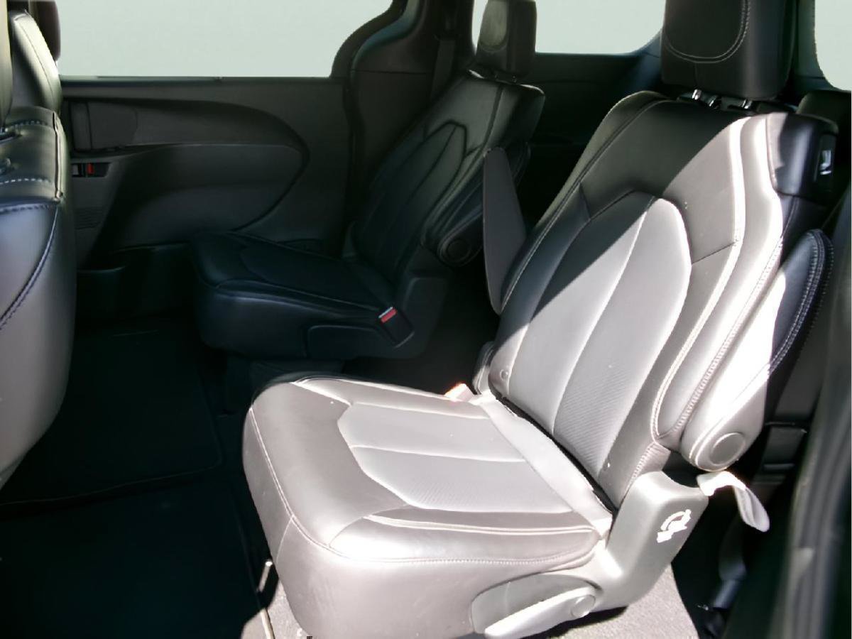 Used 2025 Chrysler Pacifica Select FWD image 10