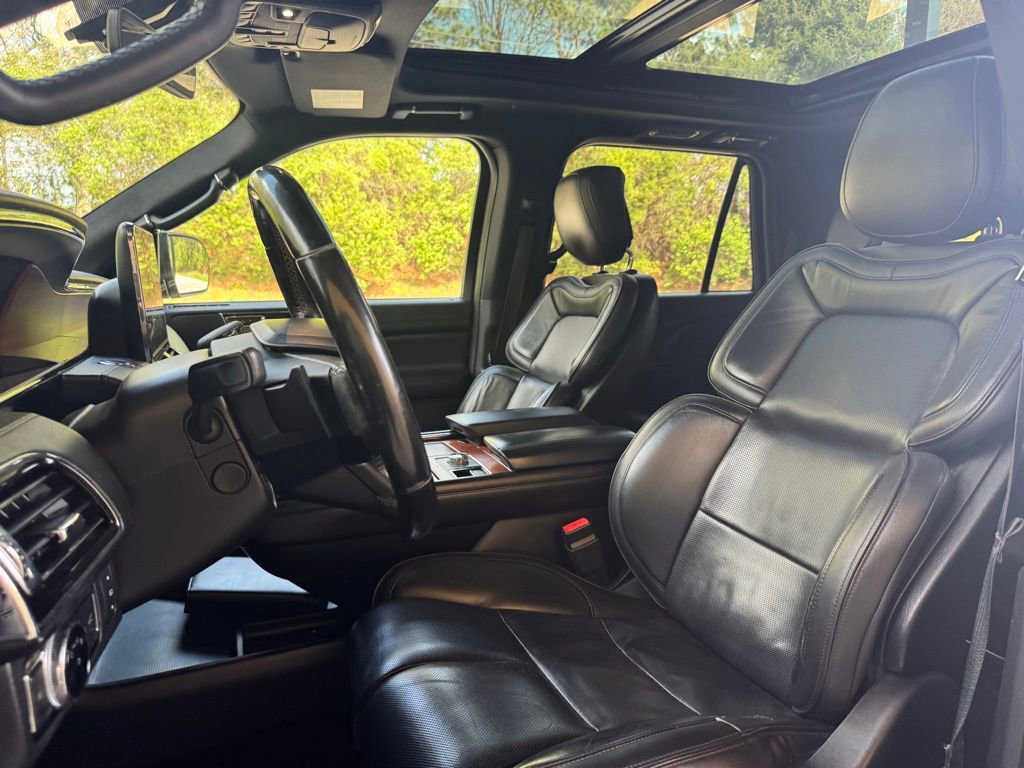 Used 2018 Lincoln Navigator Select image 20