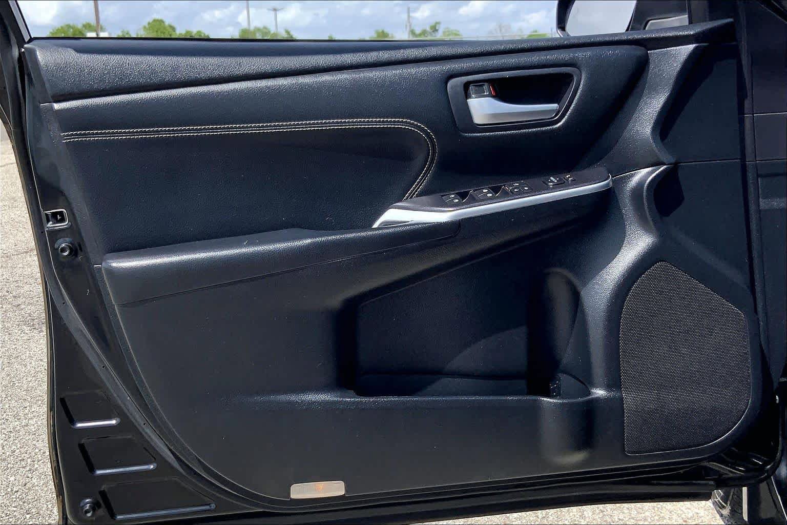 Used 2015 Toyota Camry XLE w/ Moonroof Package FWD image 20
