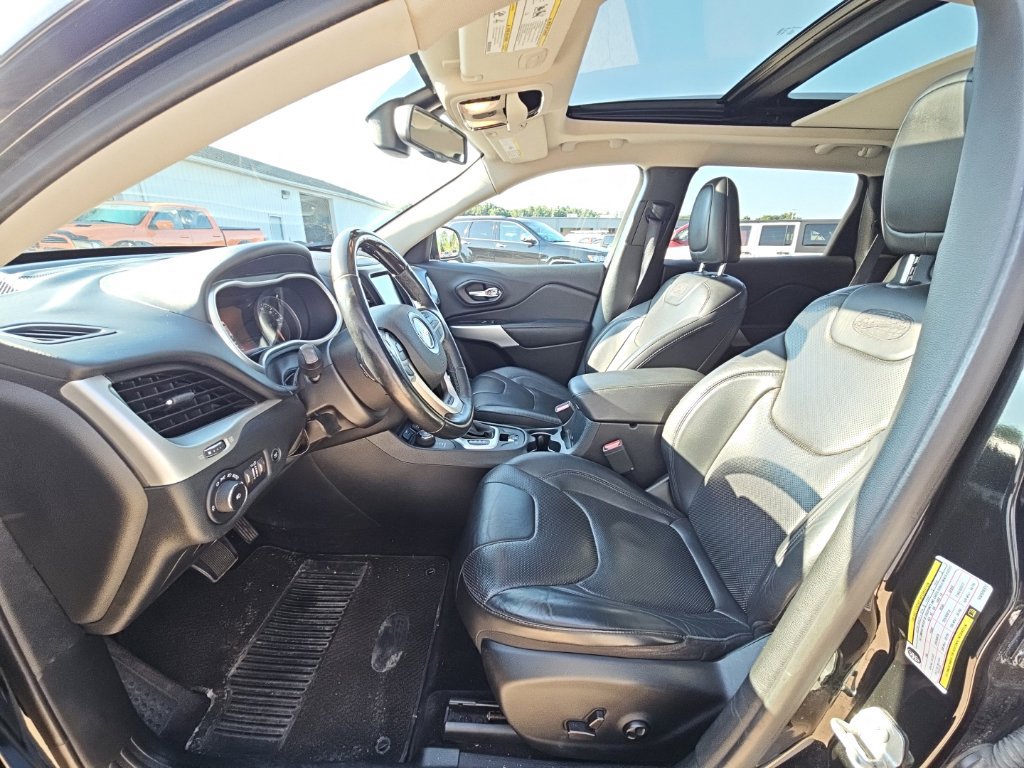 Used 2017 Jeep Cherokee Overland AWD/4WD image 10