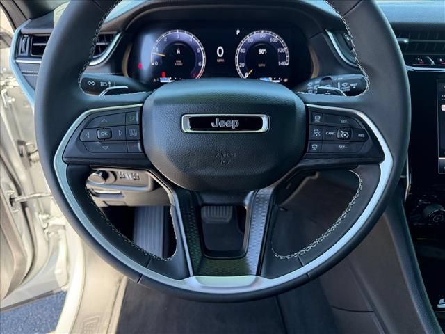 Used 2025 Jeep Grand Cherokee Laredo w/ Trailer Tow Package AWD/4WD image 16