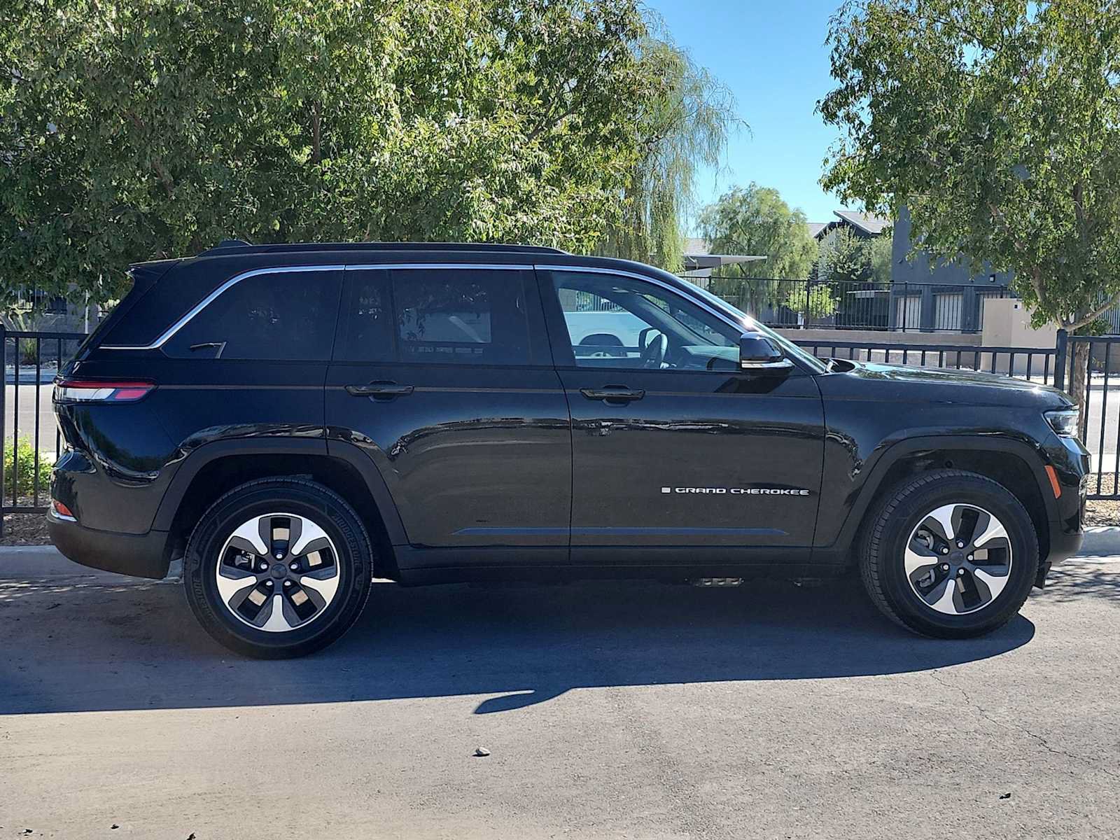 Used 2024 Jeep Grand Cherokee Limited 4xe AWD/4WD image 9