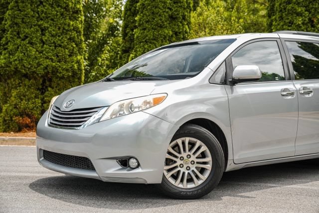 Used 2015 Toyota Sienna XLE w/ XLE Navigation Package FWD image 3