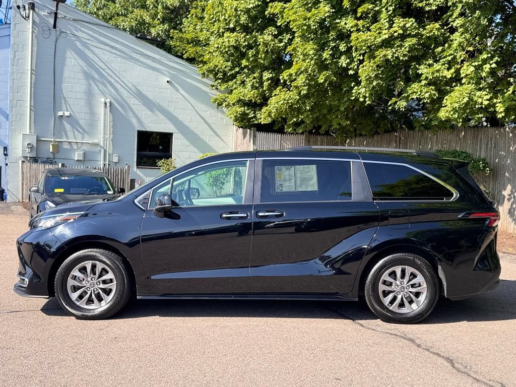 Used 2023 Toyota Sienna XLE FWD image 3
