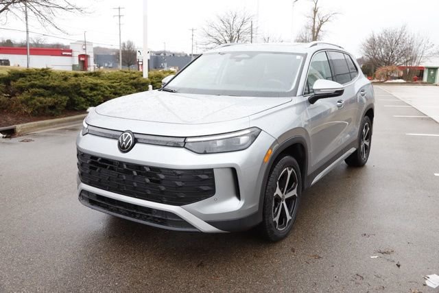 Used 2025 Volkswagen Tiguan SE w/ Panoramic Sunroof Package image 9