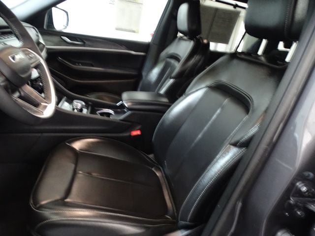 Certified 2025 Jeep Grand Cherokee Limited w/ Luxury Tech Group II AWD/4WD image 2