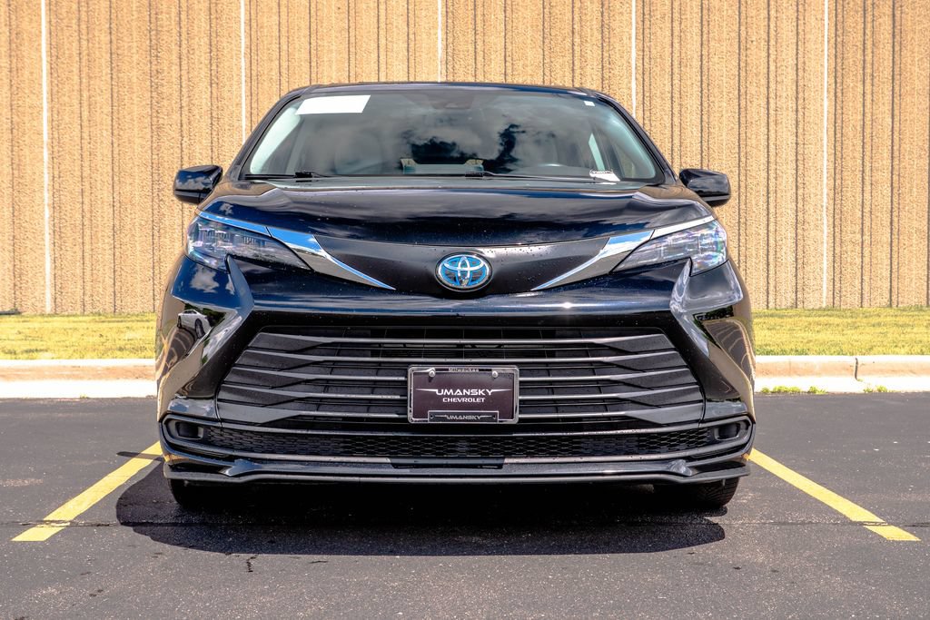 Used 2024 Toyota Sienna LE w/ LE Plus Package AWD/4WD image 3