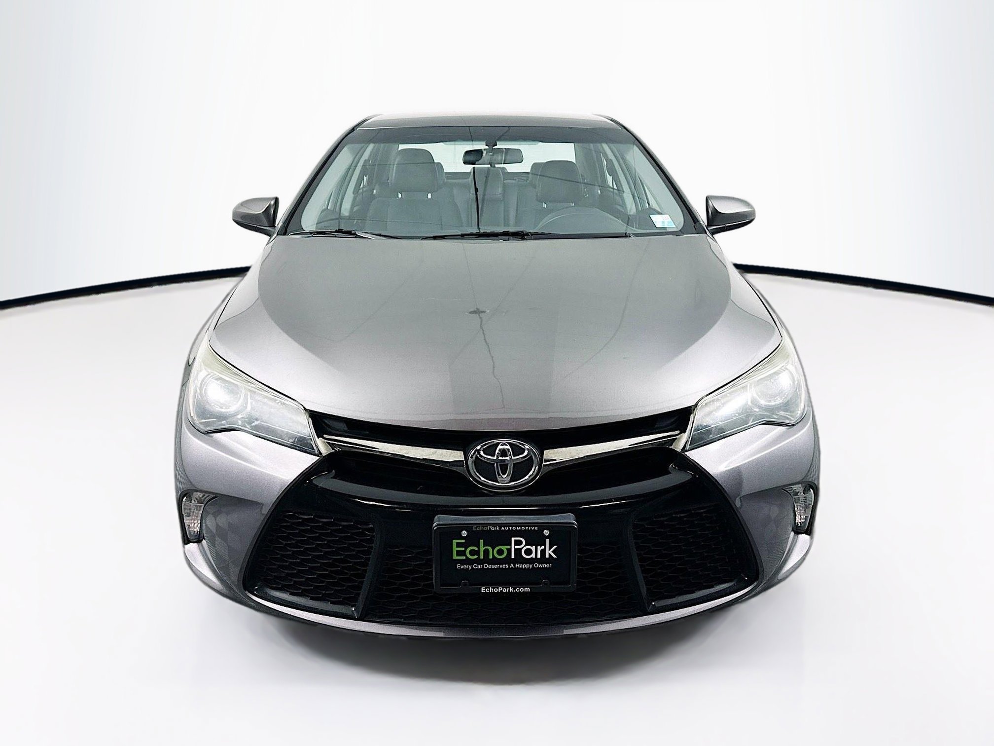 Used 2016 Toyota Camry SE image 2