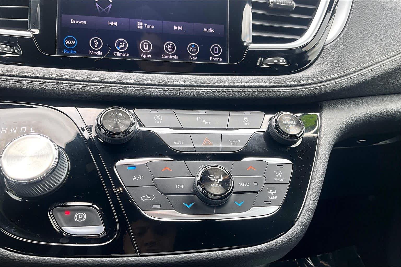 Used 2018 Chrysler Pacifica Limited w/ S Appearance Package FWD image 35
