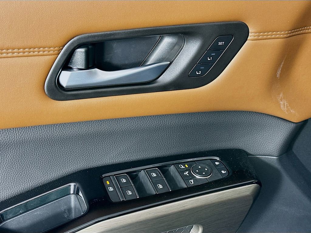 New 2025 Nissan Pathfinder Platinum w/ Black Appearance Package image 24