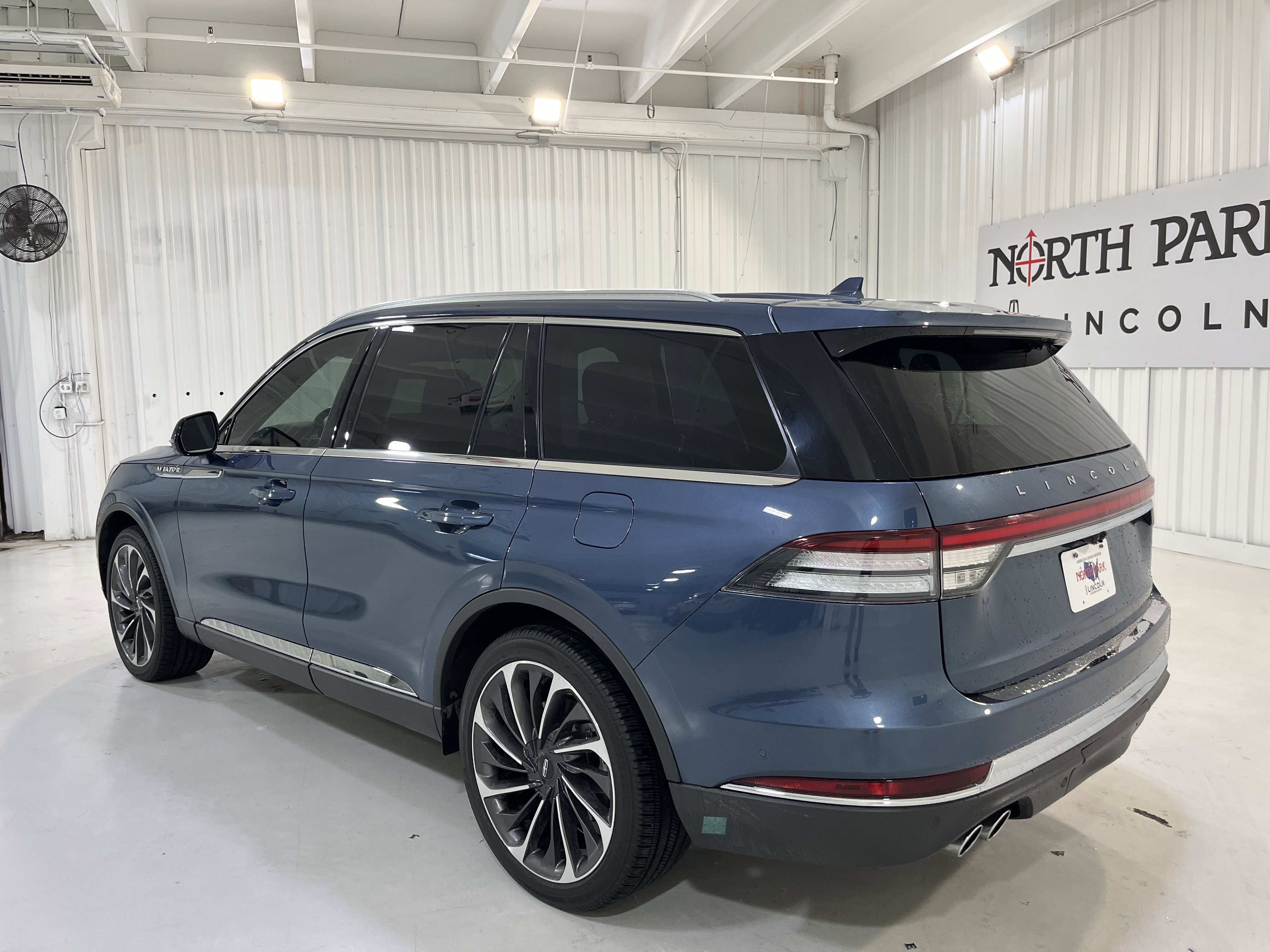 Used 2020 Lincoln Aviator Reserve w/ Equipment Group 202A image 3