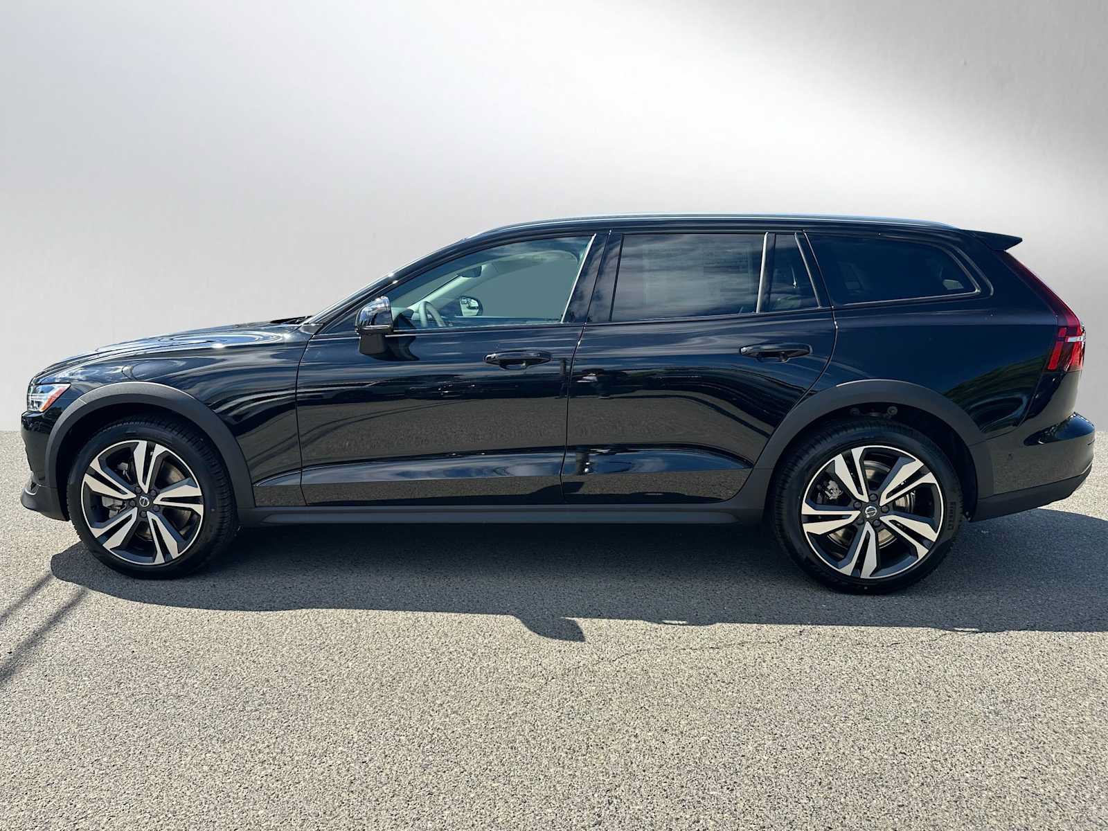 New 2026 Volvo V60 B5 Cross Country Plus w/ Protection Package Premier AWD/4WD image 6
