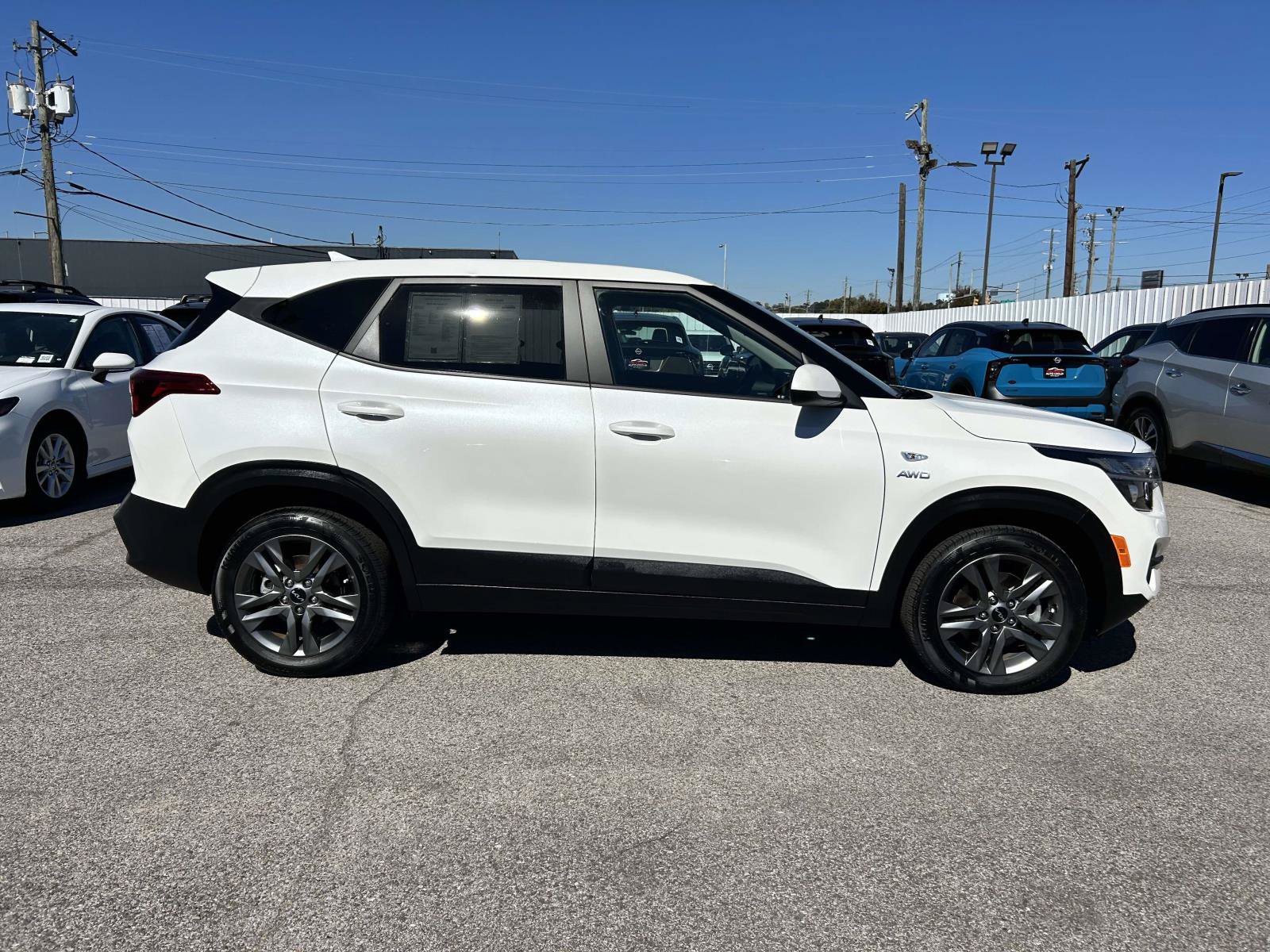 Used 2023 Kia Seltos LX AWD/4WD image 2