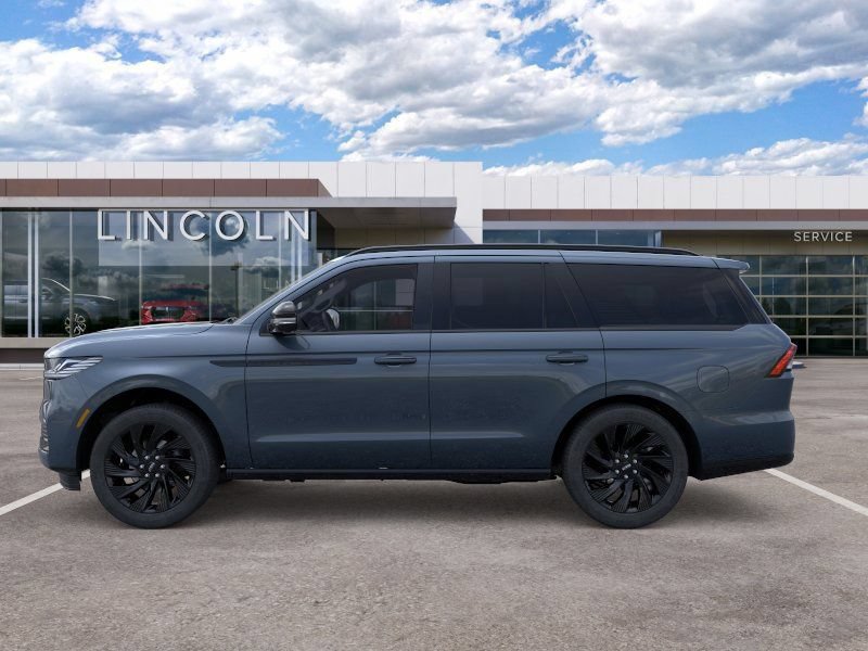 New 2026 Lincoln Navigator Reserve w/ Jet Appearance Package AWD/4WD image 3