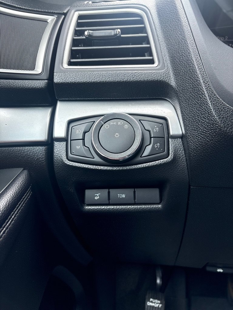 Used 2017 Ford Explorer XLT w/ Equipment Group 201A AWD/4WD image 24