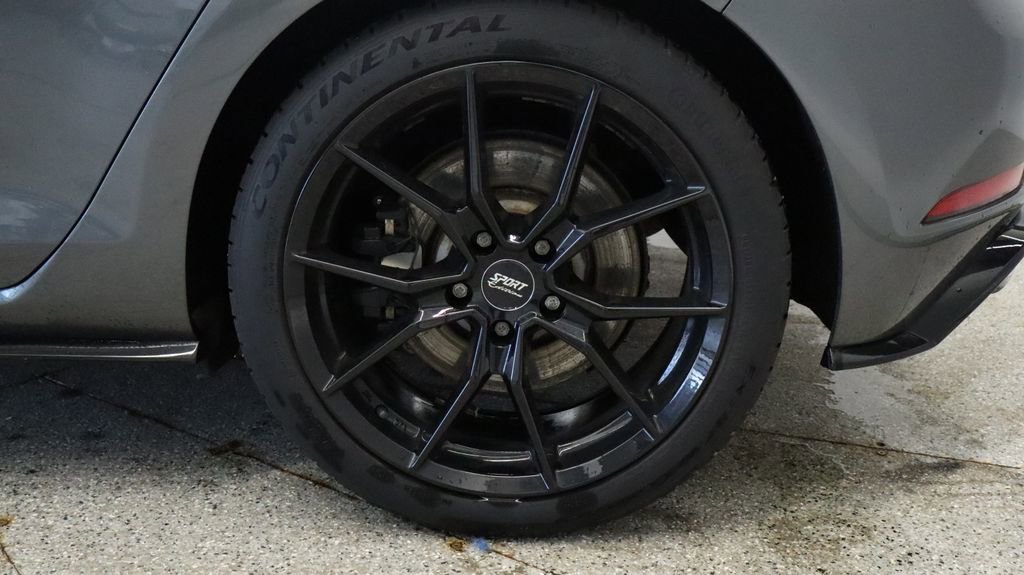 Used 2019 Volkswagen Golf R 4-Door image 12